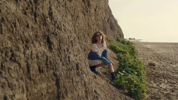 Cool Stylish Girl Sitting Beach Lean Sand Hill Sunny Day — Zdjęcie stockowe