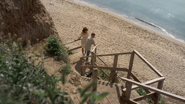 Happy Carefree Couple Tourists Standing Wooden Ladder Empty Seacoast Sunny — Φωτογραφία Αρχείου