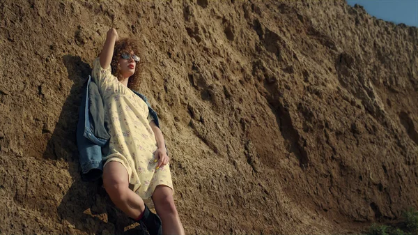 Attractive Curly Model Posing Leaning Sand Beach Hill Wearing Sunglasses — Zdjęcie stockowe