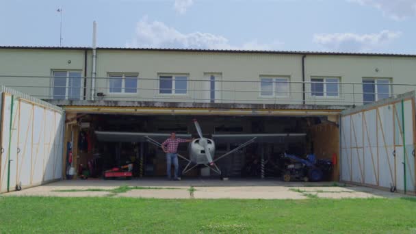 Aviator Standing Close Airplane Hangar Small Aerodrome Countryside Pilot Man — ストック動画