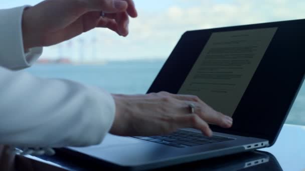 Businesswoman Hands Work Laptop Ocean View Closeup Unrecognizable Woman Employee — Vídeo de stock