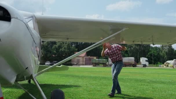 Professional Pilot Small Airplane Making Preflight Inspection Process Checking White — ストック動画