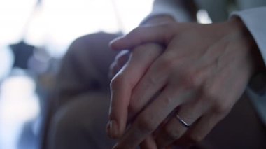 Ofiste yakın plan patronlar el ele tutuşur. Tek başına düşünen ya da karar veren tanınamaz bir kadın. Bilinmeyen girişimci, panoramik bakış açısındaki önemli müzakerelerde yoğunlaşıyor. İş konsepti 