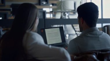 Ofisteki iş arkadaşları sözleşmeli arka çekimi tartışıyor. Dizüstü bilgisayarın kapanış sahnesinde iş belgelerini düzelten bir yönetici. Anlaşmayı izleyen odaklanmış iş adamları, lüks karanlık ofis görüşünü belgelerler. 