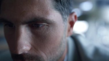 Ofiste yakışıklı bir iş adamı yakın plan konuşuyor. Tıraşsız, odaklanmış bir şirket çalışanı iş yerinde sohbet ediyor. Sakallı adam iş planını otel lobisinde bilinmeyen bir meslektaşla tartışıyor. 