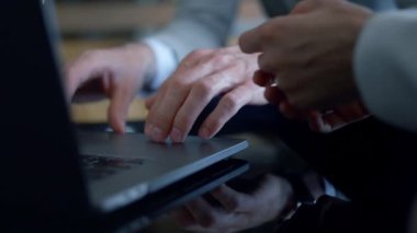 Yakın çekim ortakları ofiste çalışan dizüstü bilgisayarları teslim ederler. Anonim meslektaşlar restoranda proje tartışıyorlar. İş arkadaşları otel içerisindeki bilgisayar klavyesinden bahsediyorlar. Zengin insanlar takım oluşturma kavramı