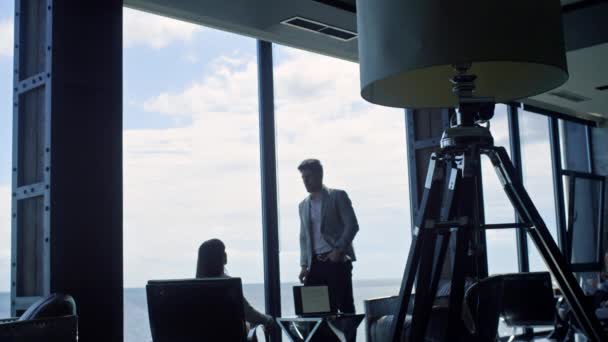 商业团队的轮廓是在海云的视野下交谈 两名经理在笔记本电脑上讨论项目 未被认可的男性伴侣在酒店会议室见面 伙伴关系合作概念 — 图库视频影像