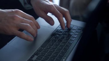 İşadamı elleri bilgisayar ofisinde çalışıyor, yakın plan. Tanınmayan patron iş e-postası yazıyor. Bilinmeyen başarılı yürütme kolları dokunmatik dokunmatik dokunmatik internet taraması lüks iş yerinde 