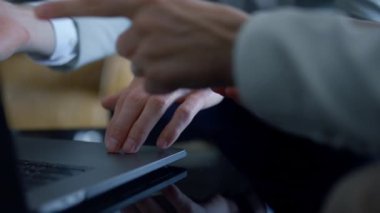 İş arkadaşları otel odasında dizüstü bilgisayar ekranını işaret ederek yakın plan çekiyorlar. Bilinmeyen iş adamı, uzak işyerindeki tuşlara basarak bilgisayarın dokunmasını sağlıyor. Aygıtla tartışan tanınmayan insanlar