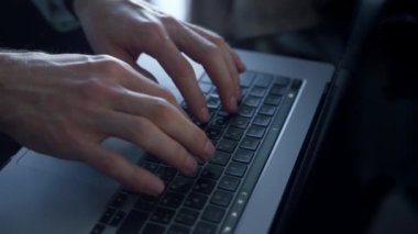 Kapanış yönetmeni Karanlık Ofis 'te dokunmatik bilgisayarla çalışıyor. Ofiste klavye yazmakla meşgul bilinmeyen bir adam. Tanımlanamayan işadamı otel lobisinde düğmelere basıyor. 