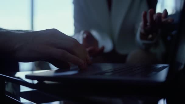 Partners Hands Work Laptop Dark Office Closeup Colleagues Discussing Project — Wideo stockowe