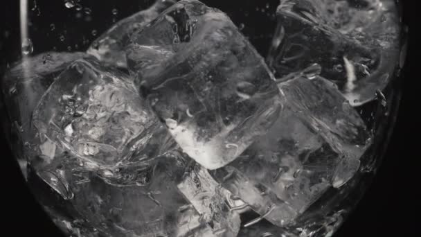 조각들이 유리를 클로즈업한다 투명하게 떨어진 래스에서 얼어붙은 블록은 동작으로 있습니다 — 비디오