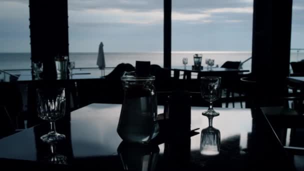 Akşam Deniz Manzarası Şık Restoran Yemek Salonu Arka Planında Konforlu — Stok video