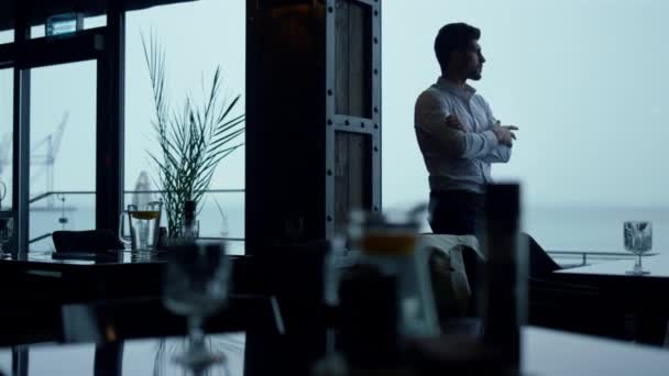 Focused Entrepreneur Resting Panoramic Lounge Restaurant Alone Charming Man Silhouette — стоковое видео