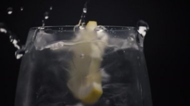 Citrus şelalesi suyu yere düştü. Buzlu soğuk su ve makroda limon dilimi. Şeffaf şarap kadehinde köpüklü içki hazırlıyorum. Kokteyl yapımı ve miksoloji konsepti