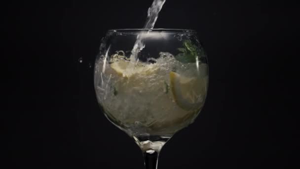 Bubbled Lemon Ice Mint Deink Closeup Fresh Water Jet Pour — Αρχείο Βίντεο