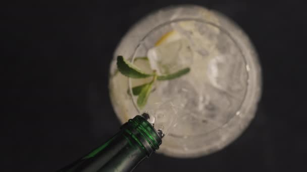 Bouteille Glace Citron Menthe Cocktail Gros Plan Verser Eau Froide — Video