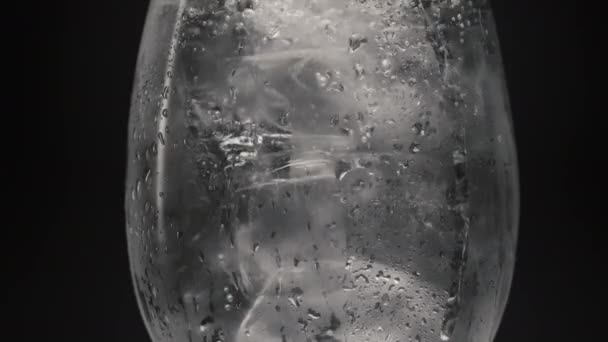 Eiswasser Sprudelt Nahaufnahme Aus Glas Wasserspritzer Streuen Sich Verschiedene Richtungen — Stockvideo