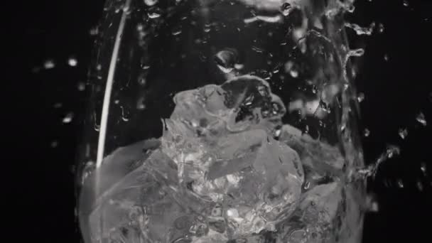 Água Salpicada Derramando Vidro Gelo Closeup Câmera Lenta Bebida Cristal — Vídeo de Stock