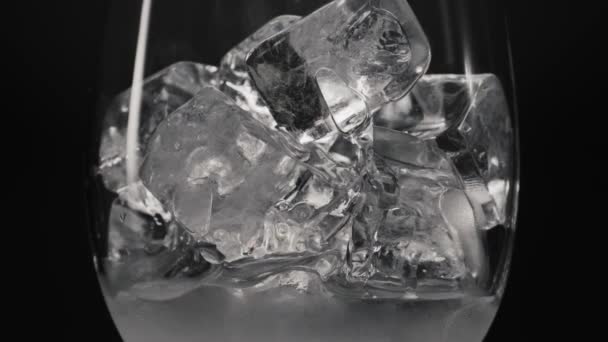 Glaçons Fusion Verre Gros Plan Bloc Congelé Remplissant Inondant Transparent — Video