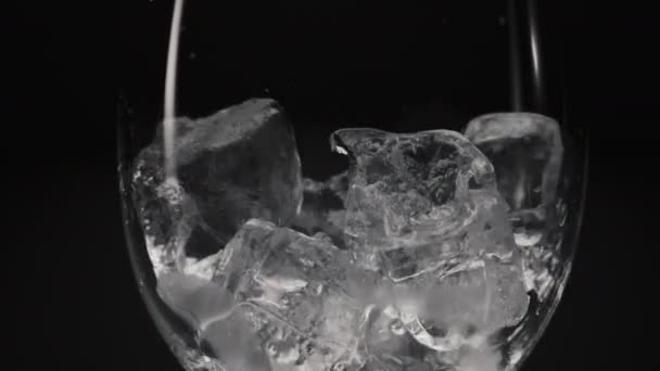 Eiswürfel Fallen Transparenter Glasnahaufnahme Ins Leere Gefrorene Blöcke Werfen Auf — Stockvideo