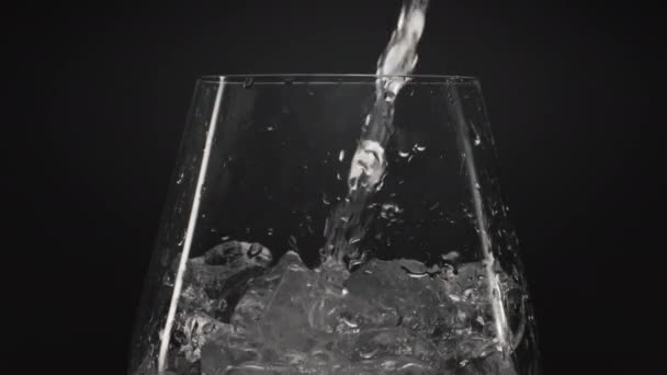 Ledová Voda Nalévá Víno Detailní Záběr Křišťálově Čirá Bublinková Tekutina — Stock video