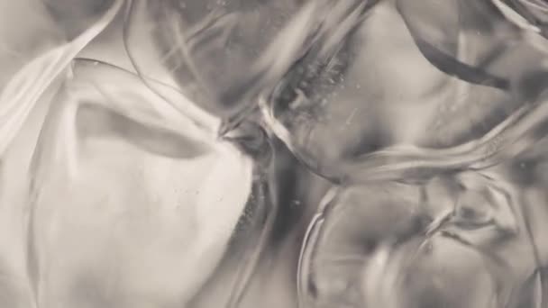 Sluitende Ijsblokjes Water Dat Slow Motion Ronddraait Aqua Golven Bedekt — Stockvideo