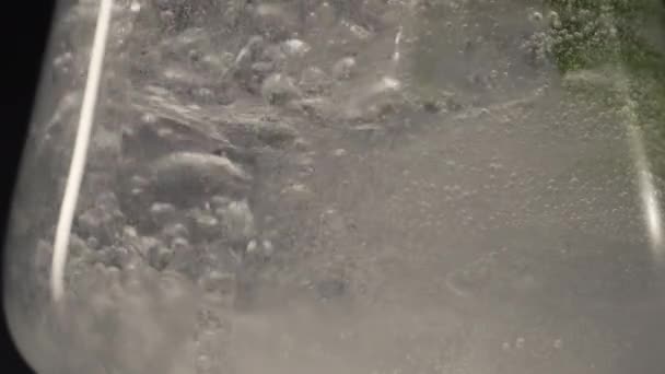Buz Köpüklü Nane Likörü Şarap Kadehini Yavaş Çekimde Yakın Çekim — Stok video