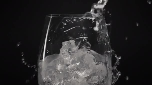 Kalte Eiswürfel Trinken Glasnahaufnahmen Klares Spritzwasser Ergießt Sich Transparenten Weingläsern — Stockvideo