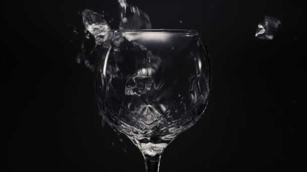 Buzlu Limonlar Boş Şarap Kadehlerini Birbirine Yaklaştırır Donmuş Bloklar Nane — Stok video