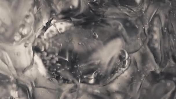 Ijsblokjes Sprankelend Water Draaien Close Slow Motion Lucht Druppels Bedekt — Stockvideo