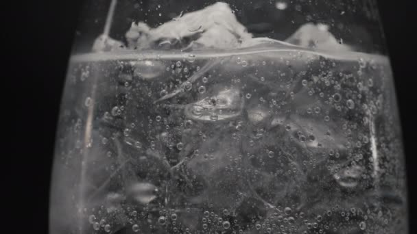 Blocos Congelados Espumante Bebida Vidro Closeup Fizzy Borbulhou Água Refrigerante — Vídeo de Stock