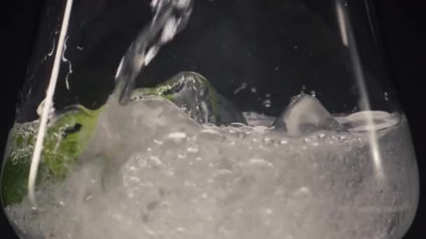 Koude Vloeistof Gieten Munt Wijnglas Close Carbonated Minerale Waterstraal Met — Stockvideo