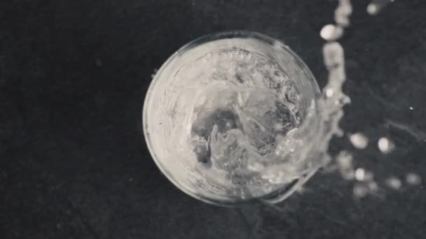 Bulle Verre Eau Glacée Vue Dessus Gros Plan Boisson Minérale — Video