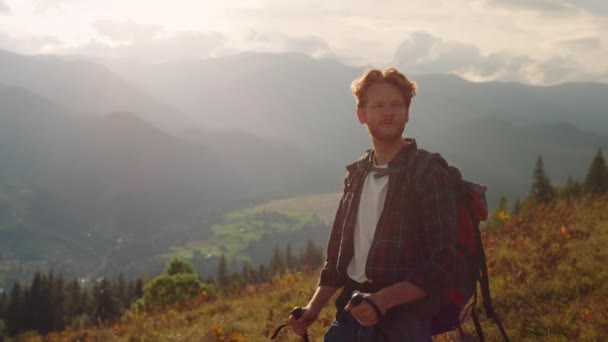Серйозна Людина Подорожує Гірському Ландшафту Гіпстерський Турист Використовуючи Полюси Впритул — стокове відео