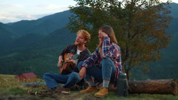 Cheerful Couple Enjoy Nature Evening Bonfire Closeup Young Travelers Play — Stok video