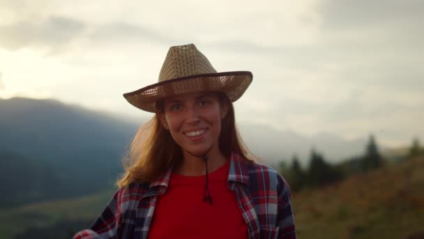 Closeup Beautiful Traveler Posing Mountains Landscape Young Woman Smiling Look — Vídeo de Stock