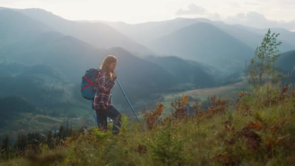 Excited Woman Trekking Landscape Outdoors Active Girl Enjoy Forest Mountains — Vídeo de stock