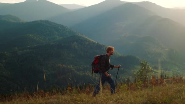 Strong Man Climb Mountains Hill Nature Walking Tourist Enjoy Hike — Stock video