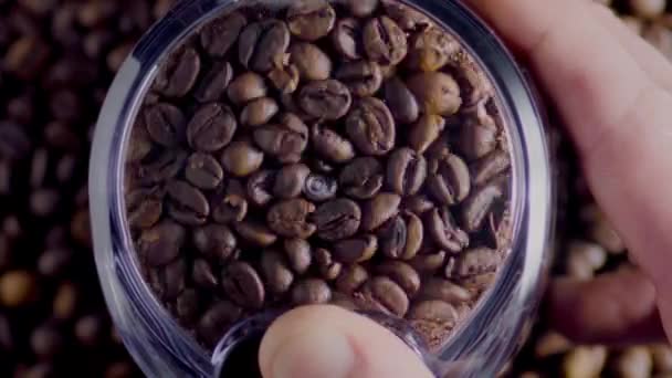 Mann Hand Hält Funktionierende Elektrische Kaffeemühle Nahaufnahme Von Oben Duftende — Stockvideo