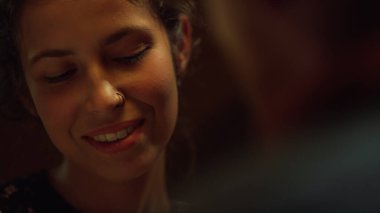 Romantik bir randevuda tatlı bir kız yüzü, tanımadığımız biriyle flört ediyor. Akşamları güzel bir kadının portresi. İçeride gülümseyen güzel bir bayan. Rahatlamış mutlu kız arkadaş yakın çekim sohbetinin keyfini çıkar. Güzellik konsepti.