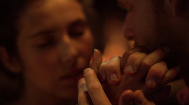 Sevecen aşıklar, yakın tarihte el ele tutuşurlar. Romantik çift parmaklarına dokunur. Şefkatli koca eşi yıl dönümü tatilinde vakit geçirmekten hoşlanır. Nazik eşler ilgi gösterir. Aşk konsepti.