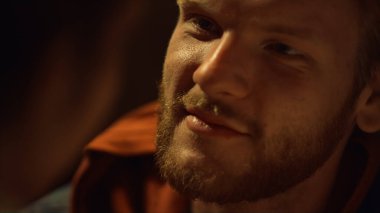 Rahatlamış erkek suratı aşığa şefkatli görünür. Romantik bir akşam geçiren genç bir çift. Sakin erkek arkadaşın portresi bir kadınla vakit geçirmekten zevk alıyor. Kızıl saçlı adam içeride kameraya poz veriyor. Balayı konsepti