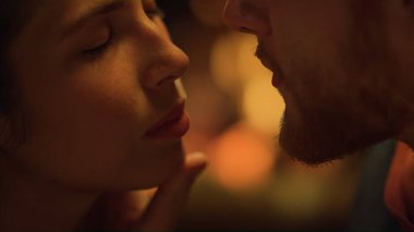 Yakından seksi aşıklar ateşle aşkın tadını çıkarırlar. Şehvetli bir çiftin portresi randevuda flört eder. Sevgililer Günü 'nde romantik evlilik kapalı gözler. Tutkulu sevgililer şefkat gösterirler. Evlilik kavramı