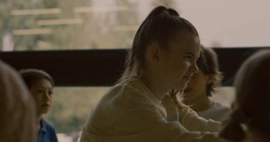 Bir grup agresif genç koridorda öğrenciyi aşağılıyor. Çalışmadan sonra depresyondaki kurbanlara zorbalık eden nefret dolu öfkeli çocuklar. Zavallı çocuk düştü. Çocukluk zulmü kavramı.