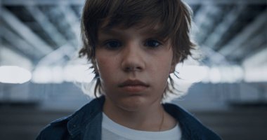 Terk edilmiş salonda çaresizlik içinde tek başına duran ilkokul çocuğunun portresi. Boş merdivenlerde yalnız poz veren depresyondaki liseli çocuk. Zorbalık mağduru okulda kendini yalnız hissediyor. Stres kavramı.