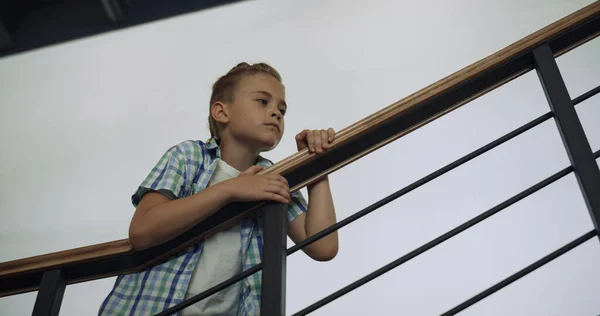 Criança Curiosa Escola Escada Sozinha Intervalo Preteen Estudante Inclinado Sobre — Fotografia de Stock