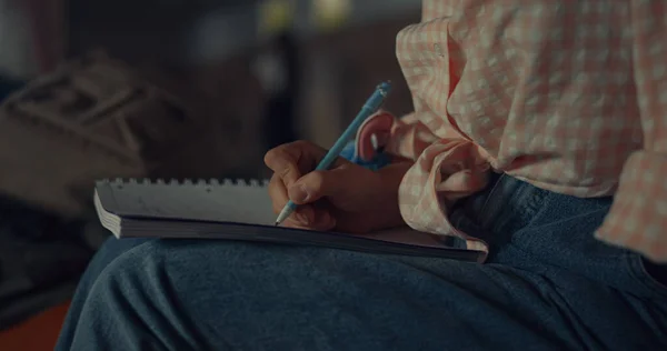 Menina Mãos Escrevendo Pensamentos Notebook Segurando Caneta Perto Estudante Adolescente — Fotografia de Stock