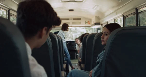 Alunos Liceu Sentados Comunicar Dentro Autocarro Escolar Alunos Sorridentes Acenando — Fotografia de Stock