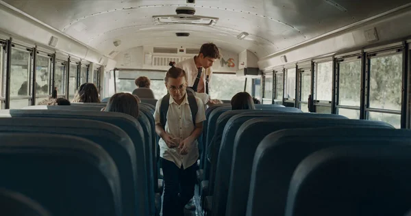 Niños Escuela Tomando Asientos Autobús Escolar Estudiantes Primaria Con Mochilas —  Fotos de Stock